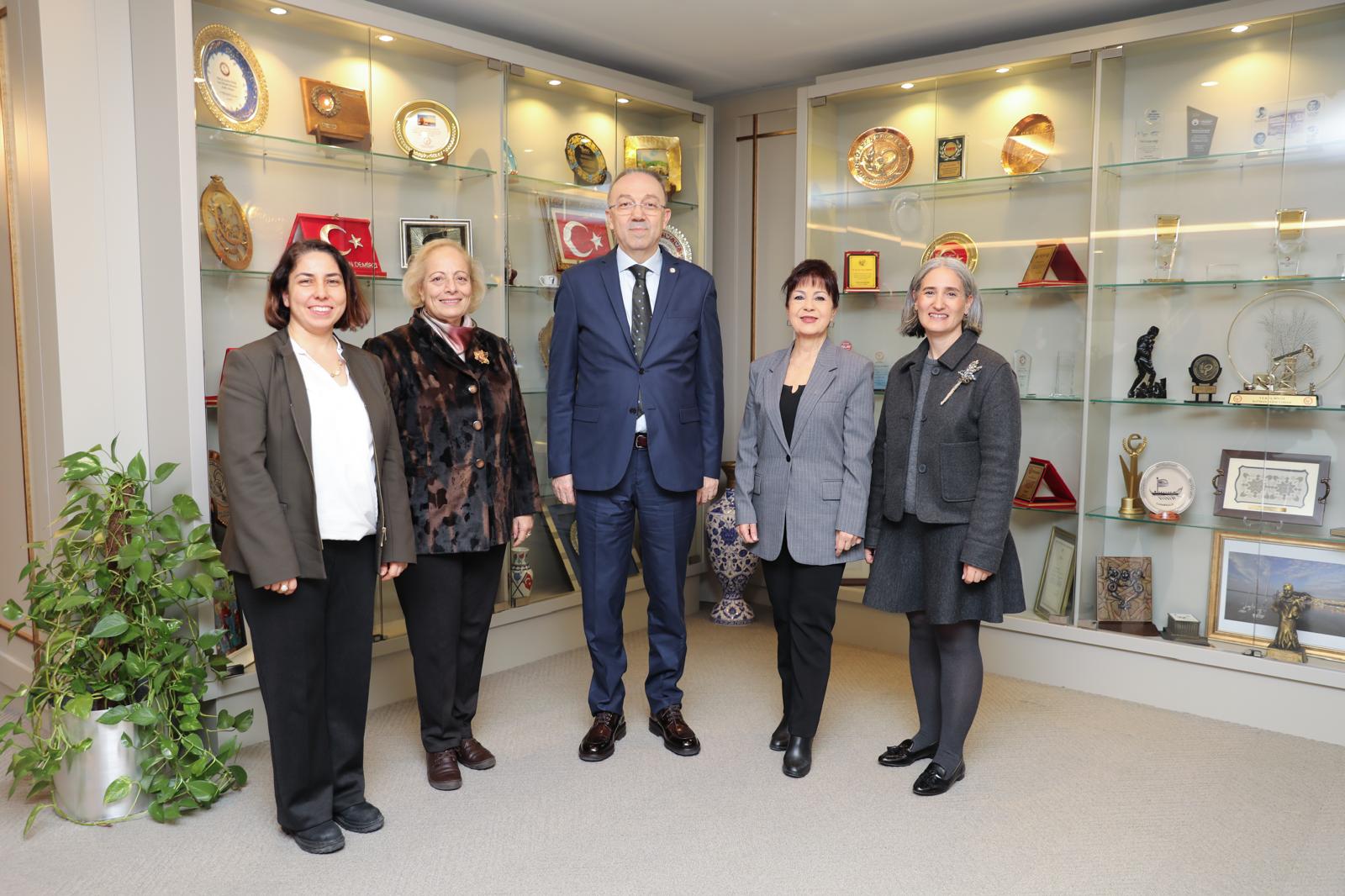 İLARUD Yönetim Kurulu olarak TEB Başkanı Sn. Ecz. Mehmet İrfan Demirci’yi ziyaret ederek hayırlı olsun dileklerimizi sunduk.